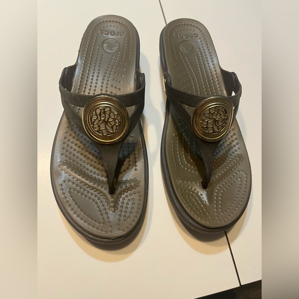 Crocs Sanrah Beveled Circle Wedge Flip Flop Sandals brown gold metallic accents